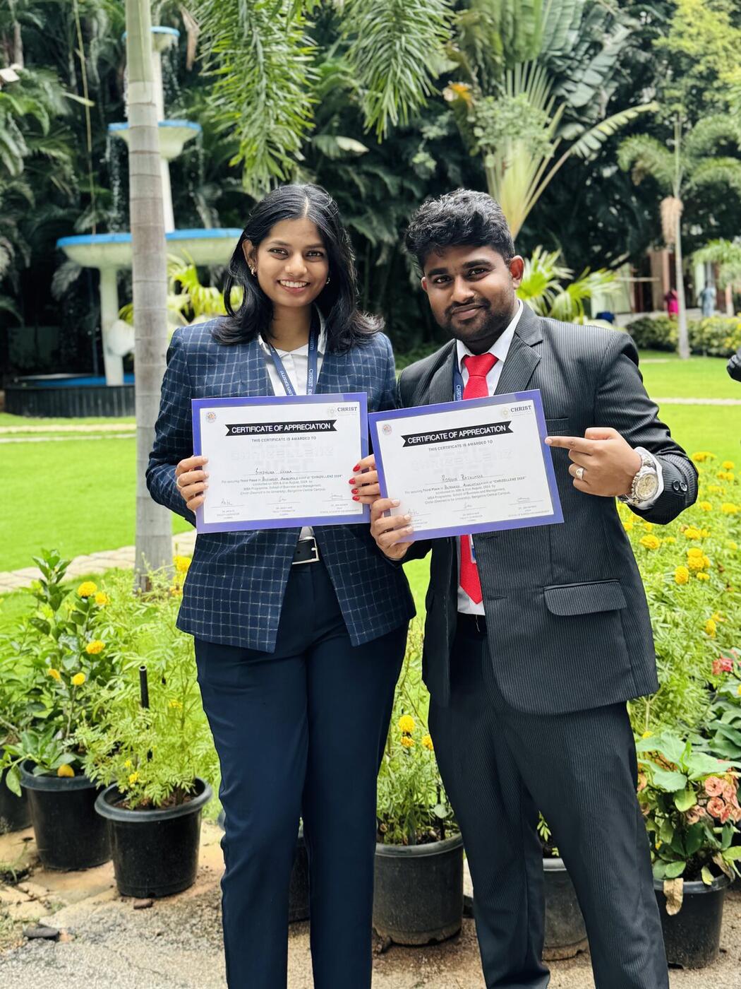 Roshan R Sivakumar receiving 3rd prize at the Chrizellenz 2024 business analytics competition, Christ University